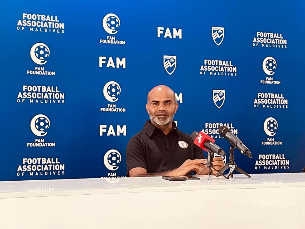 ބުރު ސްޕޯޓްސްގެ ކޯޗު ނިޒާމްބެ ޕްރެސްގައި ވާހަކަ ދައްކަނީ