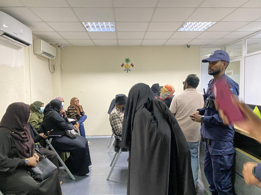 ފްލެޓު މައްސަލައާ ގުޅިގެން މިނިސްޓަރުގެ އިސްތިއުފާއަށް ގޮވާލައި ގިނަ އަދަދެއްގެ ރައްޔިތުން ހައުސިން މިނިސްޓްރީއަށް އެއްވި ދުވަހެއްގެ މަންޒަރެއް