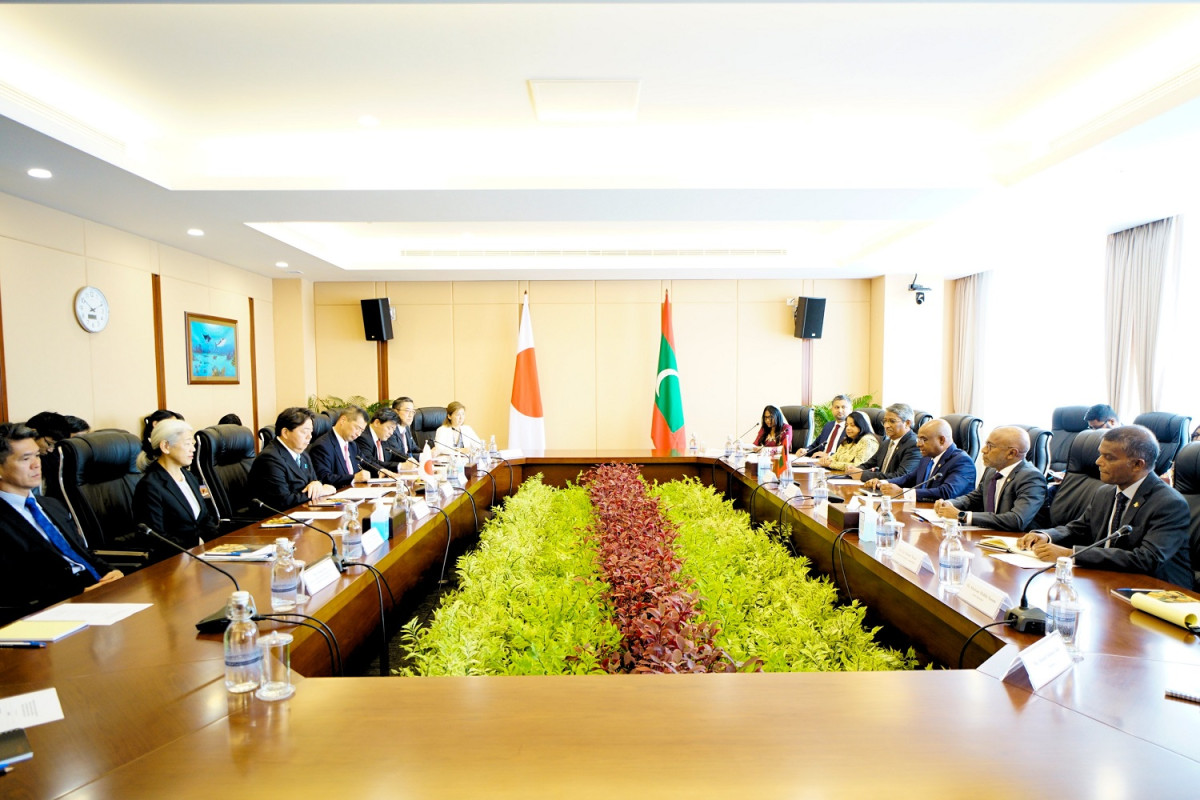 ފޮރިން މިނިސްޓަރު ޝާހިދާއި މިނިސްޓްރީގެ ވަފުދުން، ޖަޕާންގެ ފޮރިން މިނިސްޓަރާއި ބައްދަލުކުރައްވަނީ