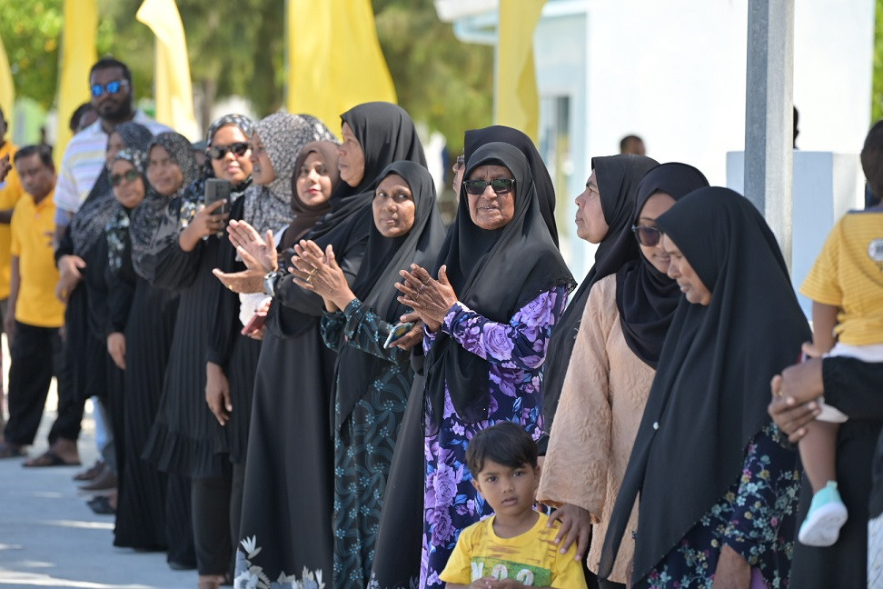 ރައީސް ކޮމަންޑޫއަށް ވަޑައިގަތުން : ސަރުކާރުން ކުރިއަށް ގެންދާ މަޝްރޫއުތަކާމެދު ހިތްހަމަޖެހޭކަމަށް ކޮމަންޑޫގެ ރައްޔިތުން ބުނި ފޮޓޯ: އެމްޑީޕީ