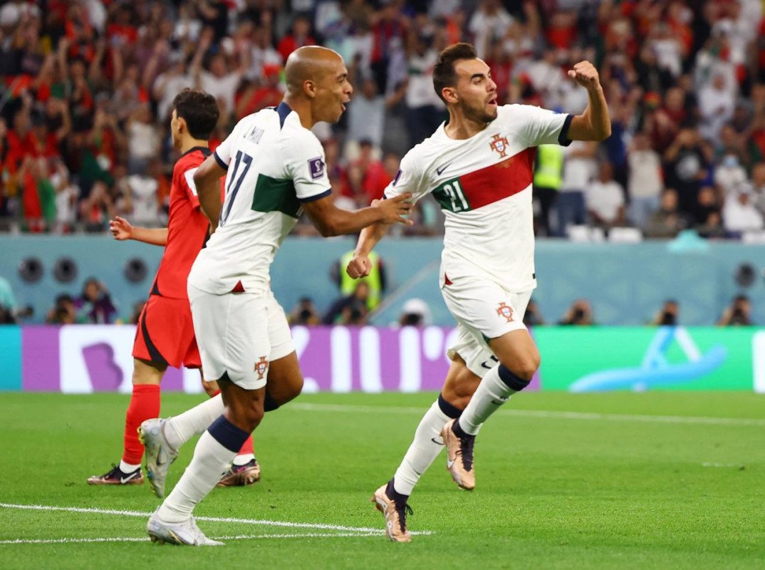 ކޮރެއާ އަދި ޕޯޗުގަލް ބައްދަލު ކުރި މެޗުގެ ތެރެއިން - ފޮޓޯ: ރޮއިޓާސް