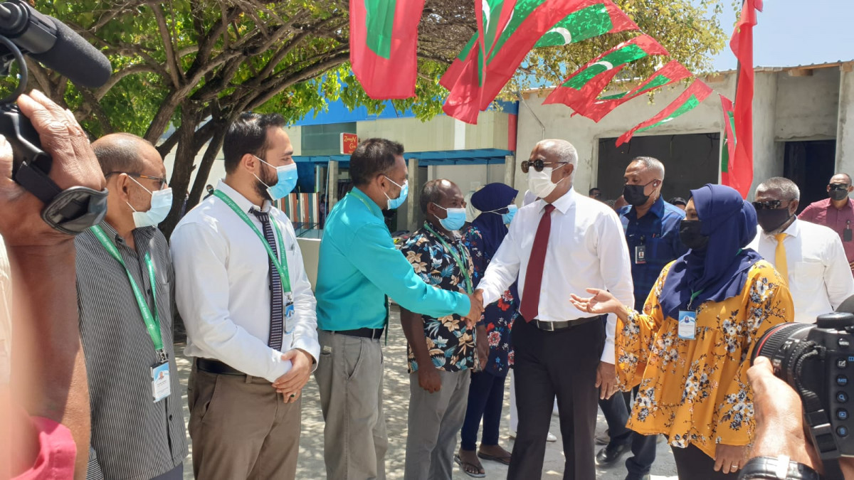 ރައީސް ޅ. އޮޅުވެލިފުށި ސިއްހީ މަރުކަޒަށް ވަޑައިގަތުން - ހޮސްޕިޓަލަށް ދިމާވެފައިވާ ދަތިތައް ހައްލު ކޮށްދެއްވާނެ ކަމަށް ރައީސް ވިދާޅުވި - ފޮޓޯ: ރާއްޖެއެމްވީ