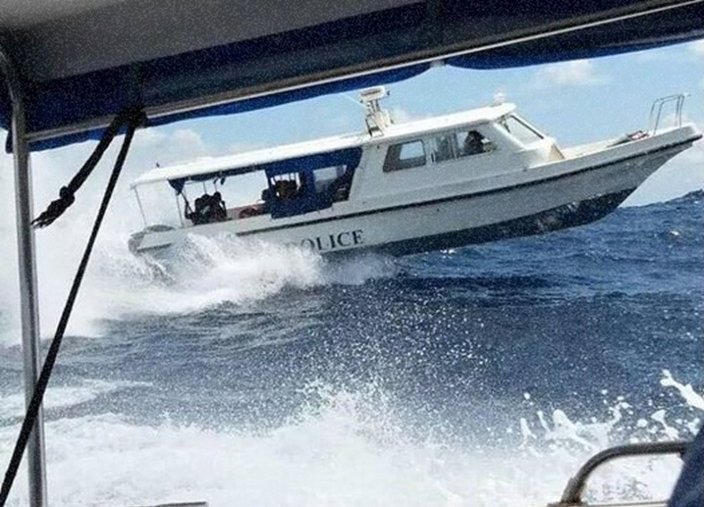 މެރިން ޕޮލިހުން ކަނޑުމަތީގައި ހަރަކާތްތެރިވަނީ