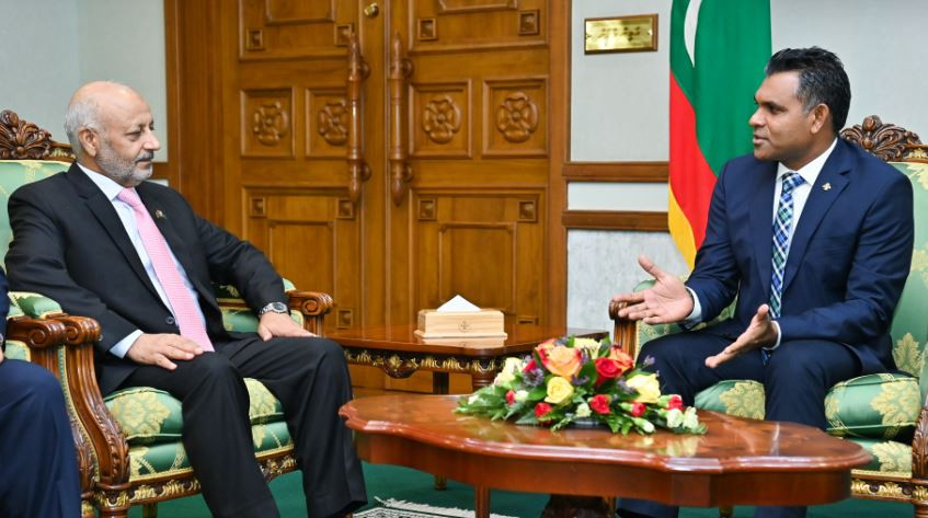 ޕާކިސްތާން ސަރުކާރުން ދިވެހިރާއްޖެއަށް ކަނޑައަޅުއްވާފައި ހުންނަވާ ސަފީރު ވައިސް އެޑްމިރަލް (ރިޓަޔަރޑް) މުޙައްމަދު ފައްޔާޒް ގިލާނީ، އަދި ރައީސުލްޖުމްހޫރިއްޔާގެ ނައިބު ފައިޞަލް ނަސީމް