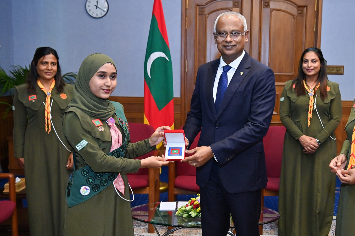 "ޕްރެޒިޑެންޓްސް ބެޖް" ޙާޞިލުކުރި ގަރލްގައިޑަކަށް ރައީސުލްޖުމްހޫރިއްޔާ ބެޖު ހަވާލު ކޮށްދެއްވަނީ