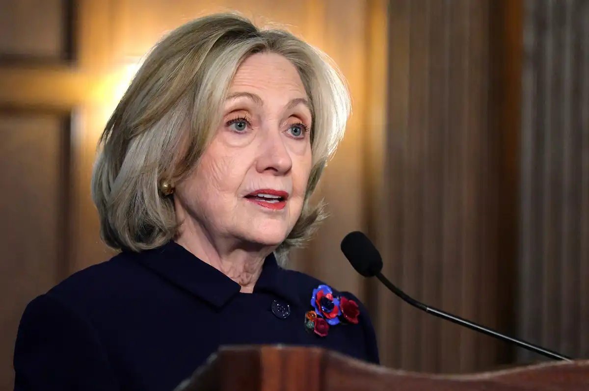 ހިލަރީ ކްލިންޓަން، އެޕްސްޓީންގެ މައްސަލައިގައި ހައުސް އޯވަސައިޓް ކޮމިޓީއަށް ބަޔާން ދެއްވަނީ.