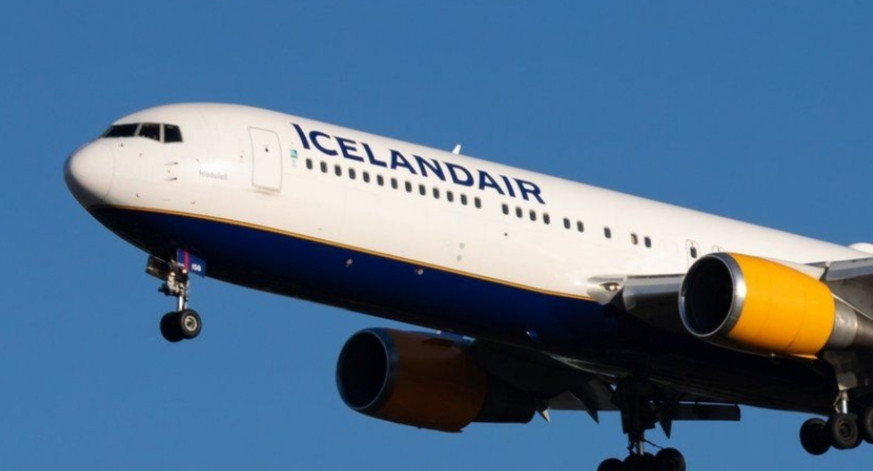 ދަތުރުވެރިޔަކު ޕޮޒިޓިވް ވުމުން އައިސޮލޭޓްވެގެން ފަސްގަޑިއިރު ހޭދަކުރީ އައިސްލެންޑް އެއަރގެ މަތިންދާބޯޓެއްގެ ފާޚާނާ ތެރޭގައި