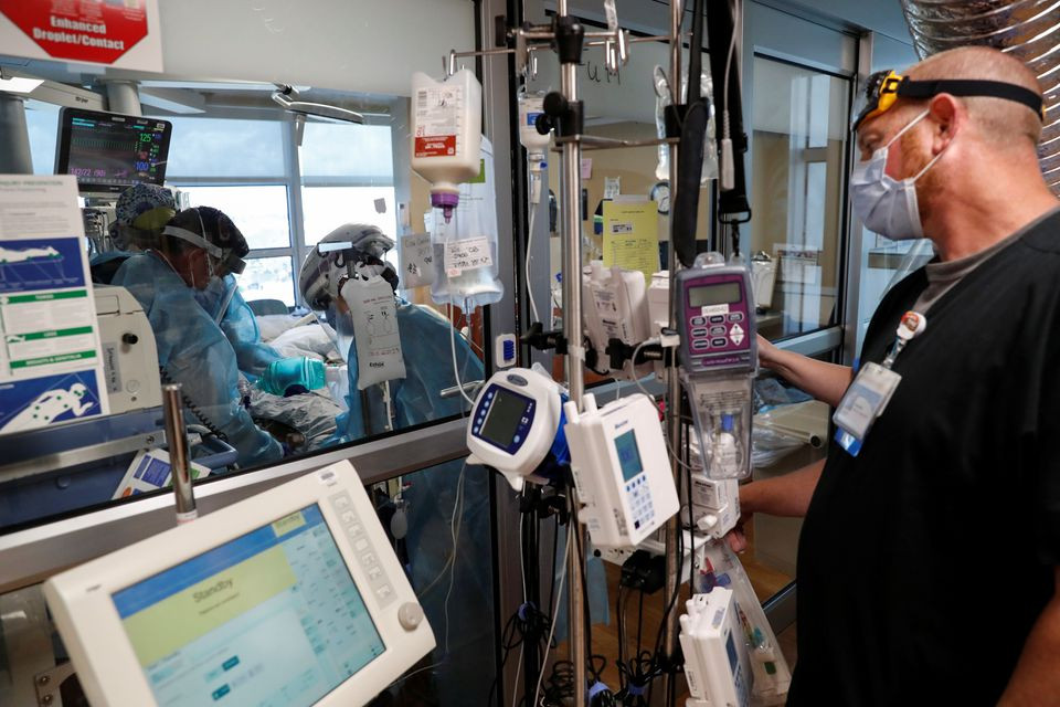 ކޮވިޑް-19ގެ ބަލި މީހުންނަށް އެމެރިކާގެ ހޮސްޕިޓަލެއްގައި ފަރުވާދެނީ