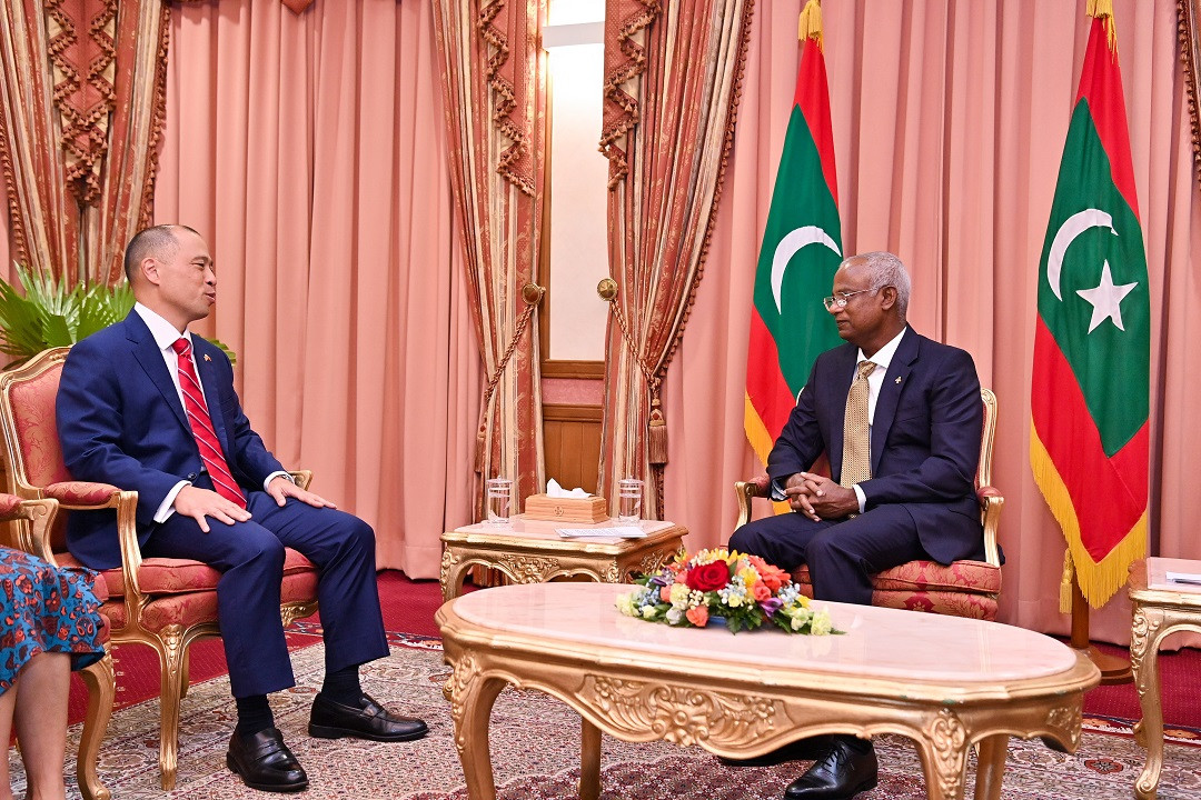 އެމެރިކާއިން ދިވެހިރާއްޖެއަށް ކަނޑައެޅި، ރާއްޖޭގައި ހުންނަވާ ފުރަތަމަ ސަފީރު ހޫގޯ ޔޫ-ހޯ ޔޮން އަދި ރައީސުލްޖުމްހޫރިއްޔާ އިބްރާހީމް މުޙައްމަދު ޞާލިޙް - ފޮޓޯ: ރައީސް އޮފީސް