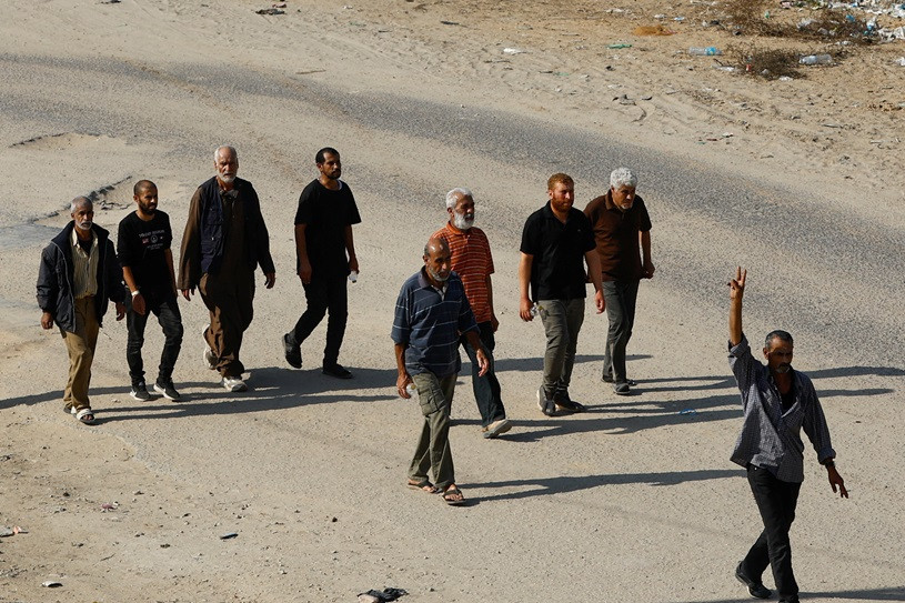 އޮކްޓޯބަރު މަހުގެ 7 ވަނަ ދުވަހު ހަމާސް ޖަމާއަތުން ދިން ހަމަލާގައި، އިސްރާއީލުގައި ތިބި ފަލަސްތީނުގެ މަސައްކަތްތެރިން ރަފާ ބޯޑަރަށް އައުމުން މަރުހަބާކިޔަނީ - ފޮޓޯ: ރޮއިޓަރސް