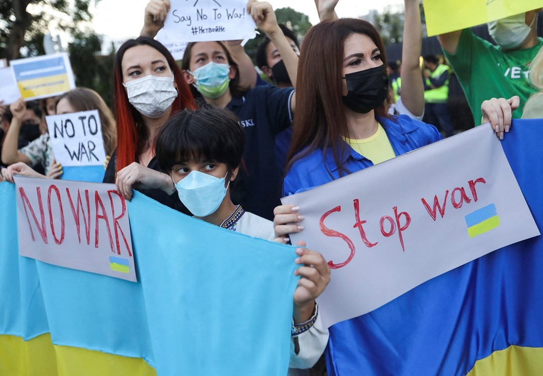 ރަޝިއާ އަށް ނުރުހުން ފާޅުކޮށް ކުރެވުނު މުޒާހަރާއެއްގެ ބައިވެރިން ހަނގުރާލަ ހުއްޓާލުމަށް ގޮވާލަނީ، މި އެއްވުންތަކުގައި ކުޑަކުދިންވެސް ދަނީ ބައިވެރިވަމުން - ފޮޓޯ: ރޮއިޓަރސް