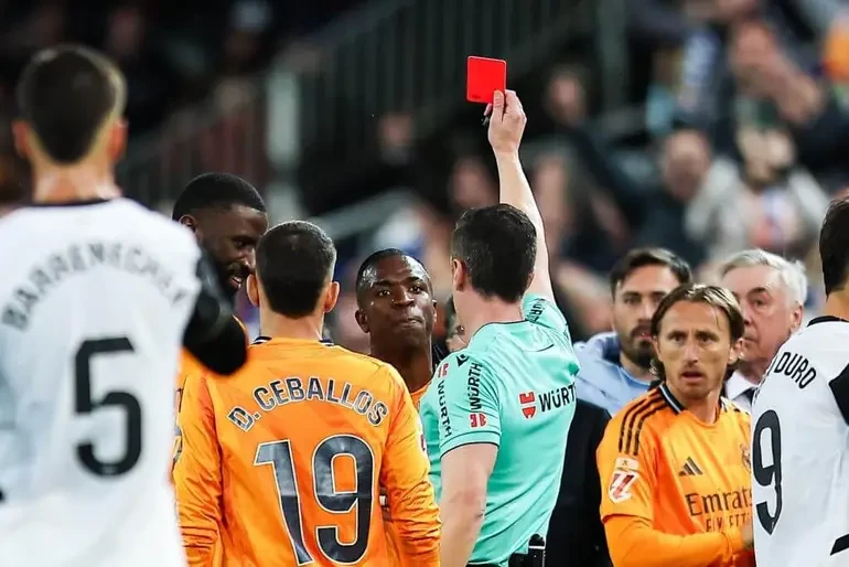 ވެލެންސިއާއާ ދެކޮޅަށް ރެއާލް ކުޅުނު މެޗުގައި ވިނީޝިއުސް އަށް ރަތް ކާޑު ދައްކަނީ