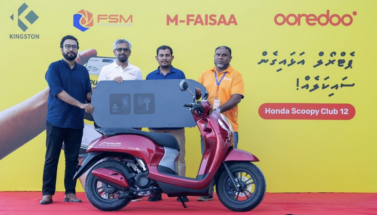 އެމް-ފައިސާއިން ފައިސާ ދައްކައިގެން ސްކޫޕީ ލިބުނު ނަސީބުވެރިޔާއާއި ސައިކަލު ހަވާލުކުރަނީ