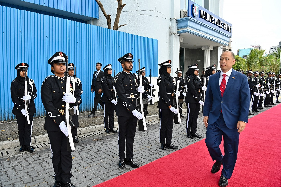 އެމެރިކާއިން ދިވެހިރާއްޖެއަށް ކަނޑައެޅި، ރާއްޖޭގައި ހުންނަވާ ފުރަތަމަ ސަފީރު ހޫގޯ ޔޫ-ހޯ ޔޮންގެ ސަފީރުކަމުގެ ފަތްކޮޅު ރައީސުލްޖުމްހޫރިއްޔާއަށް އެރުވުމުގެ ޚާއްޞަ ރަސްމިއްޔާތުގެ ތެރެއިން - ފޮޓޯ: ރައީސް އޮފީސް 