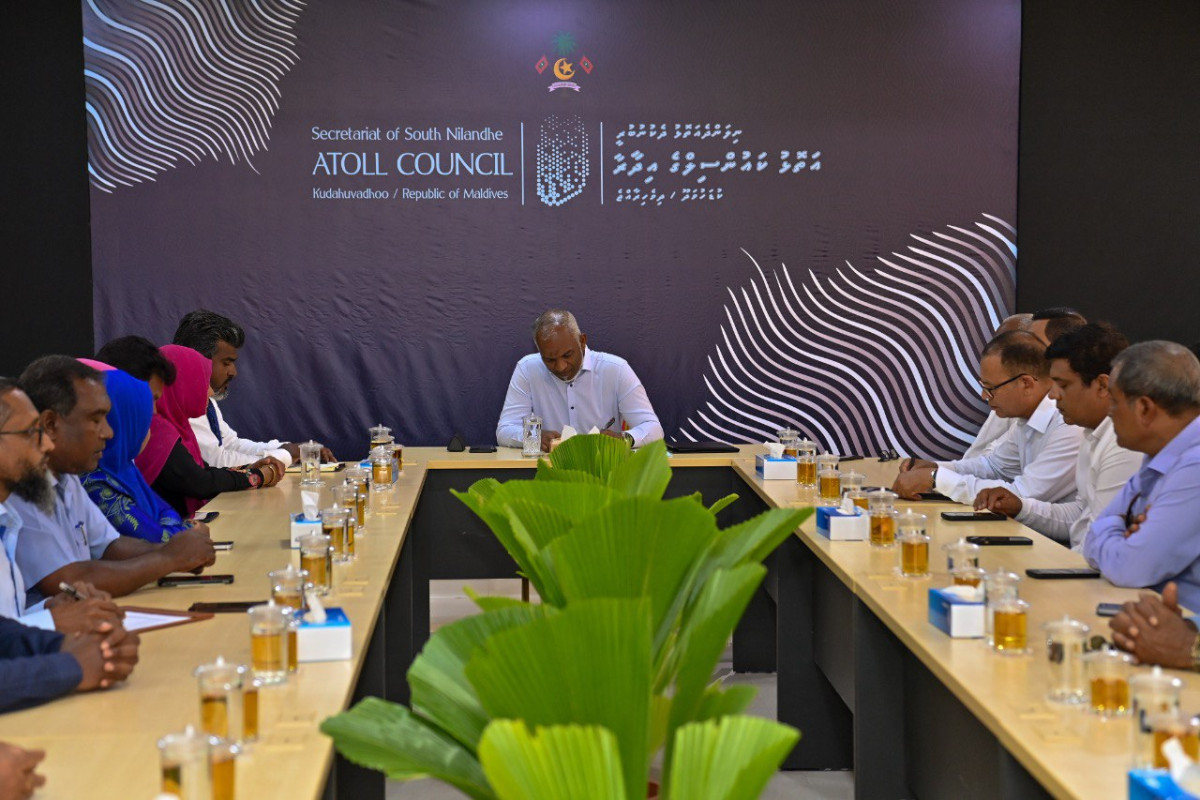 The president met members of Dh. Kudahuvadhoo council and WDC on Tuesday