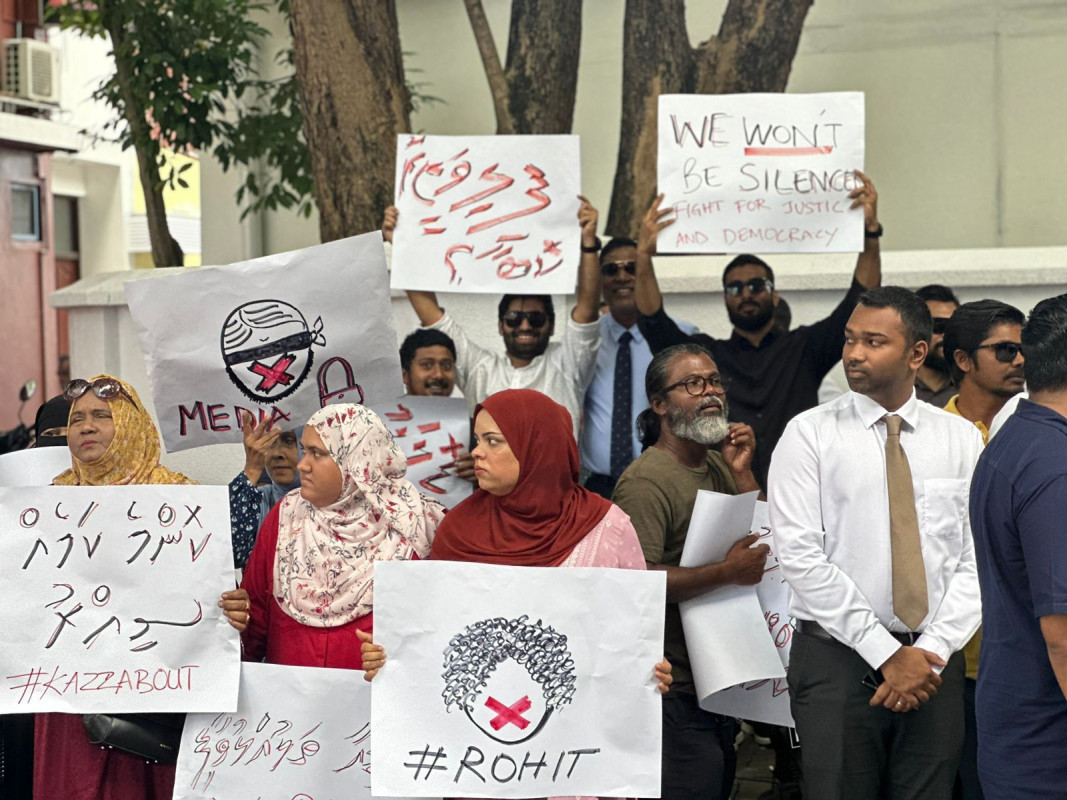 މުޅި ޤައުމުގެ ޑިމޮކްރެޓިކް ނިޒާމު ފުނޑާލާކަމަށް ބުނެ އެމްޑީޕީން ކުރާ މުޒާހަރާ