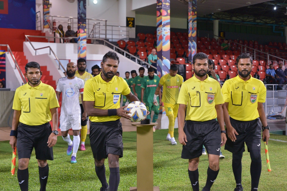 ރެފްރީންގެ ޓީމެއް ދަނޑަށް ނުކުންނަނީ: ސަސްޕެންޑް ދެން ވާނީ ތިން ރީނދޫ ކާޑުން