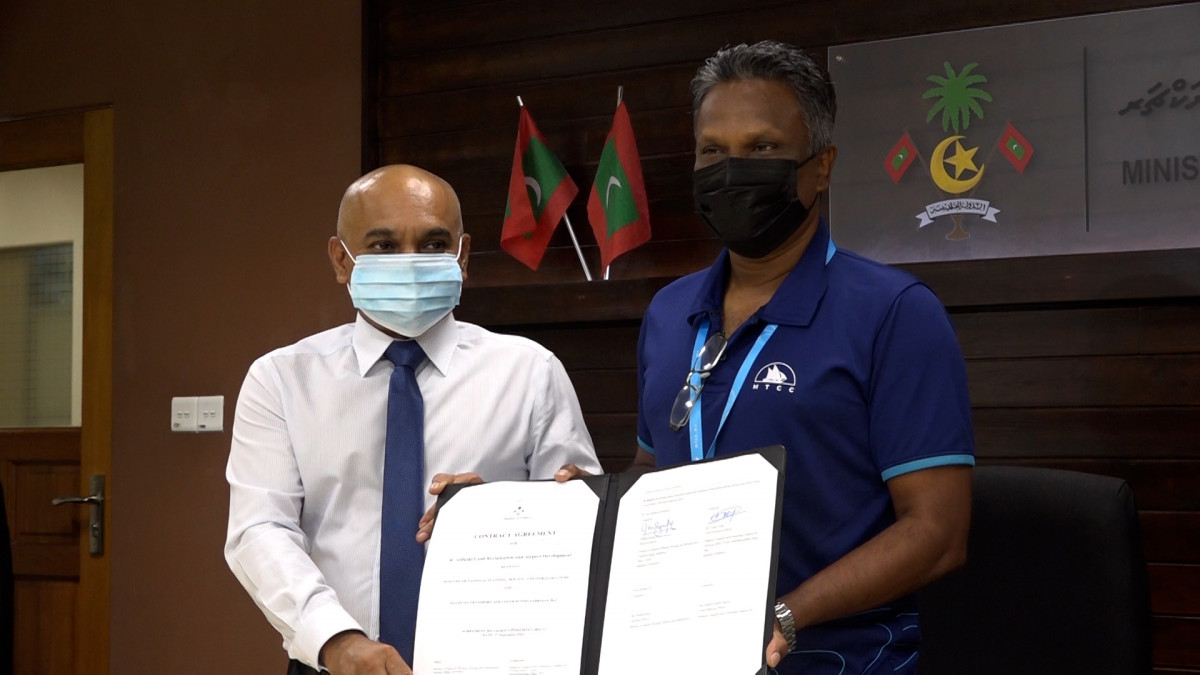 އަލިފުށީ އެއާރޕޯޓް އެޅުމުގެ މަޝްރޫއުގައި ސޮއި ކުރުމުގެ ރަސްމިއްޔާތު