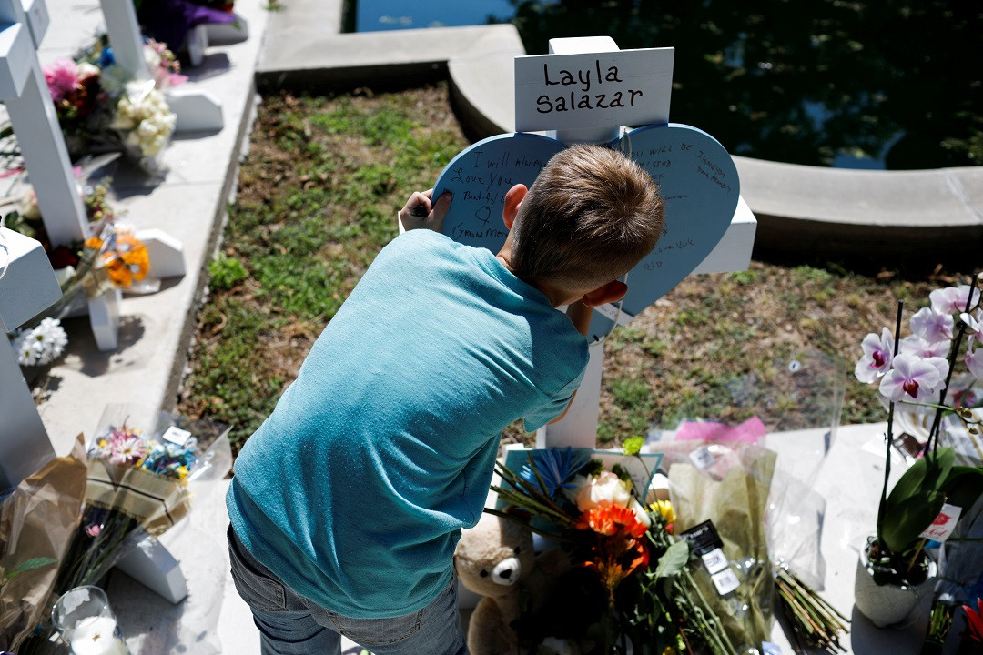 އެމެރިކާގެ ޓެކްސަސްގެ ރޮބް އެލެމެންޓްރީ ސްކޫލްގައި ދިން ބަޑީގެ ހަމަލާގައި މަރުވި ލޭލާ ސަލަޒަރގެ މެމޯރިއަލްގައި ކުޑަ ކުއްޖަކު މެސެޖެއް ލިޔަނީ - ފޮޓޯ: ރޮއިޓަރސް