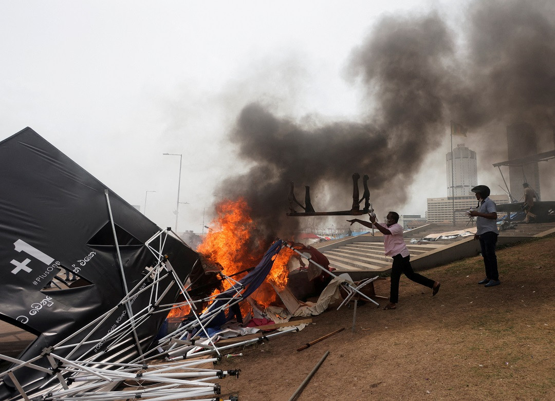 ސްރީލަންކާގައި ކުރިއަށްދާ މުޒާހަރާތައް ހޫނުވެ މީހުންގެ ގެތަކުގައާއި އުޅަނދުތަކުގެ އިތުރުން އެއްޗެހީގައި ވަނީ ރޯކޮށްފަ - ފޮޓޯ: ރޮއިޓަރސް