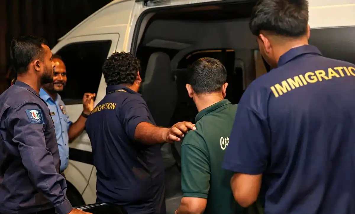 އިމިގްރޭޝަންގެ ވެހިކަލަކަށް ބިދޭސީއަކު އަރުވަނީ