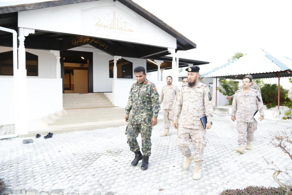 އިންޑިއާގެ އަސްކަރިއްޔާގެ އޮފިޝަލުންނާ އެކު ކުރީގެ ޗީފް އޮފް ޑިފެންސް ފޯސް އުތުރު ތިލަފަޅުގައި