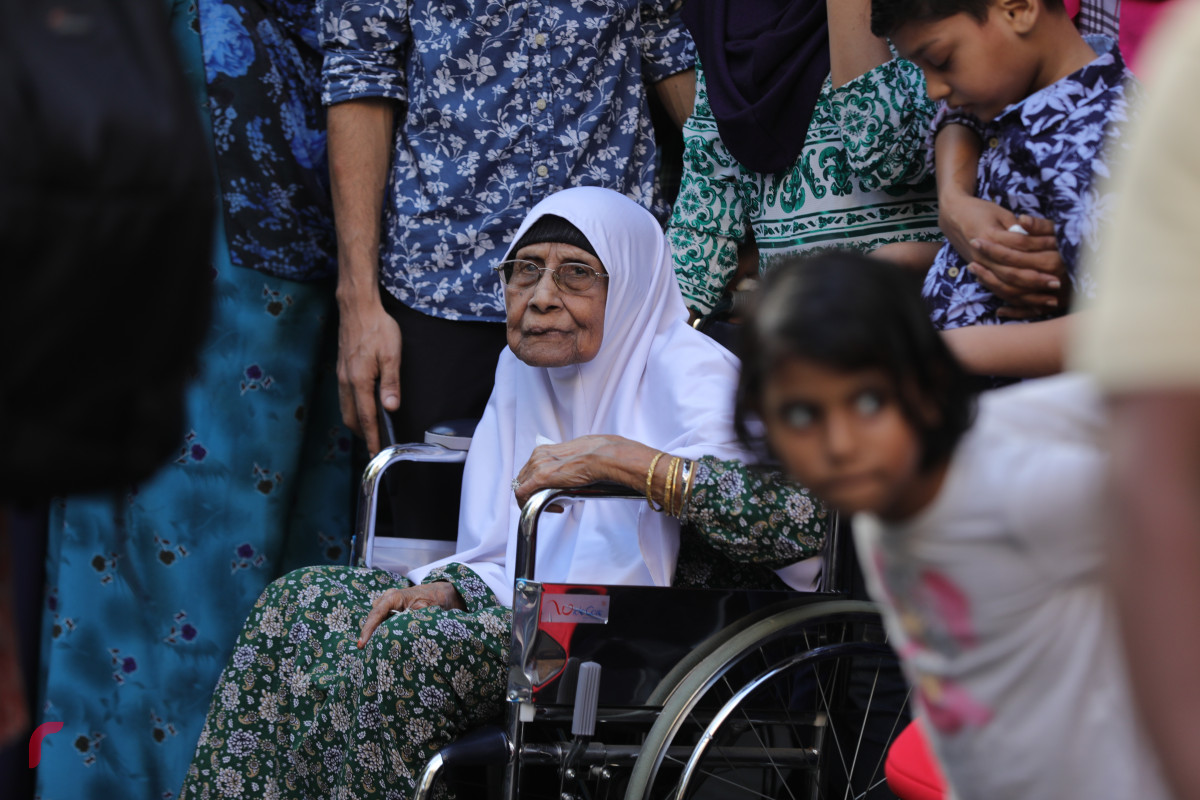 27 ޖުލައި 2019 --އުމުރުން ދުވަސްވީ މީހަކު މަގުމަތީ ޕެރޭޑް ބަލަން ނިކުމެ-- ފޮޓޯ: ޝުއައިބް މުހައްމަދު