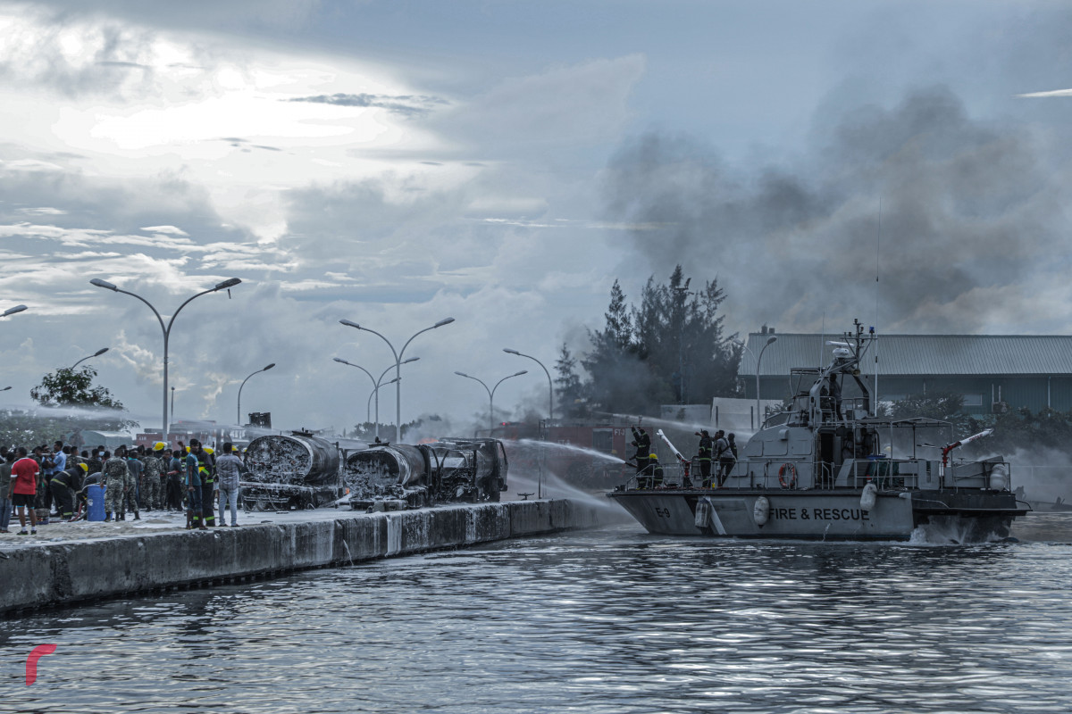ޓީޖެޓީ ސަރަހައްދުގައި އޮތް ތެޔޮ ބައުޒަރެއްގައި ރޯވި އަލިފާންގަނޑު ނިއްވާލުން -- ފޮޓޯ: ރާއްޖެ.އެމްވީ