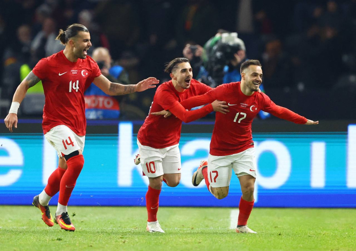 މެޗުގައި ލަނޑު ޖެހުމަށްފަހު ތުރުކީގެ ކުޅުންތެރިން އުފާ ފާޅުކުރަނީ