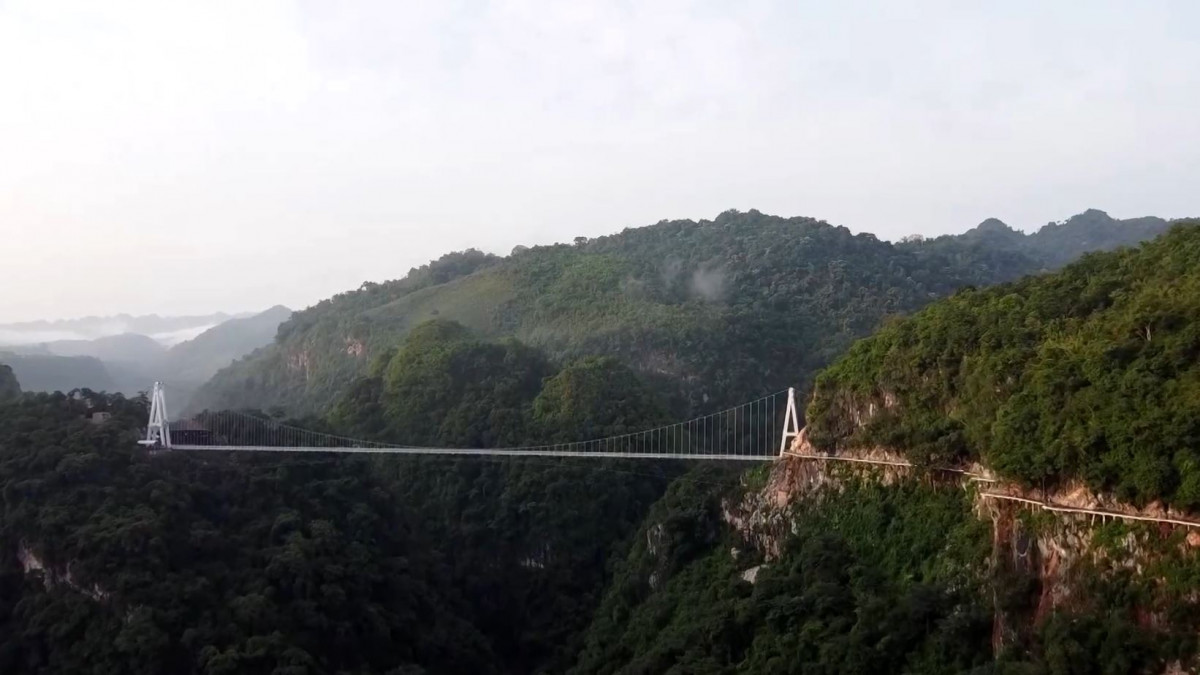 ދުނިޔޭގެ އެންމެ ދިގު ގްލާސް ބްރިޖް ވިއެޓްނާމްގައި ހުޅުވުން