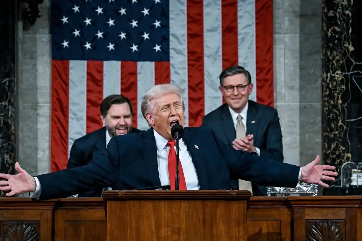 އެމެރިކާގެ ތާާރީޚުގައި އެންމެ ދިގު ތަޤުރީރު، ޓްރަމްޕް ވިދާޅުވީ އޭނާގެ ސިޔާސަތުގެ ސަބަބުން ޤައުމު މިހާރު އޮތީ "ރަން ޒަމާނެއްގައި" ކަމަށް