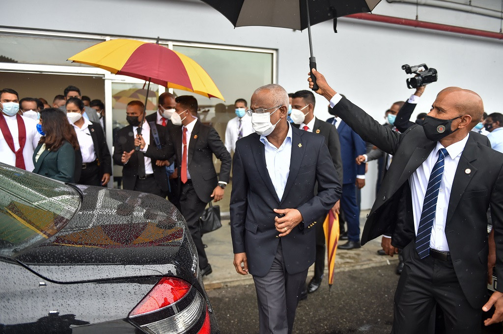 "ޕްރައިމް މިނިސްޓަރ މަހިންދަ ރާޖަޕަކްސަ ޓްރޮފީ 2021" ފުޓްބޯޅަ މުބާރާތަށް ރައީސުލްޖުމްހޫރިއްޔާގެ ދެކަނބަލުން ސްރީލަންކާއަށް ވަޑައިގެންނެވުން - ފޮޓޯ: ރައީސް އޮފީސް