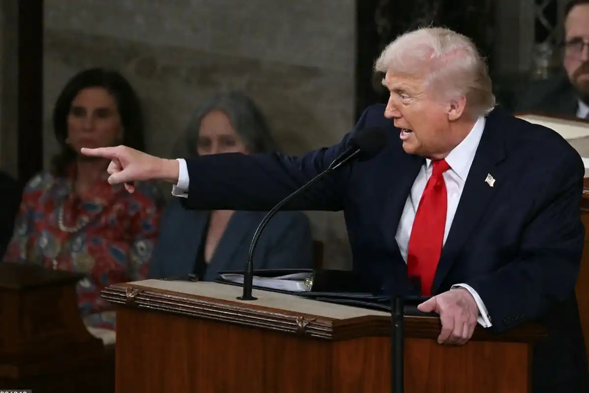 ސްޓޭޓް އޮފް ޔޫނިއަންގެ ތެރެއިން، ޑިމޮކްރަޓިކް ޕާޓީގެ މެމްބަރުންނަށް އިޝާރާތް ކުރައްވައި ޓްރަމްޕް ބަހުގެ ހަމަލާ ތަކެއް ދެއްވަނީ