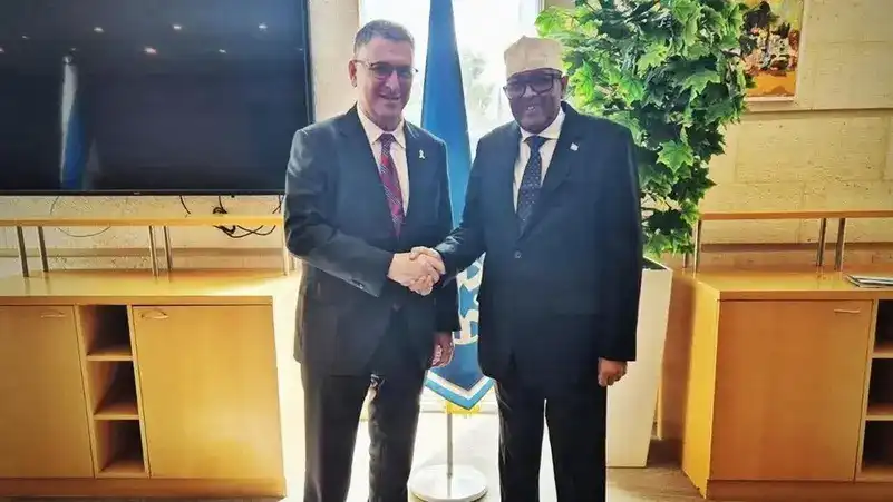 އިޒްރޭލުގެ ޚާރިޖީ ވަޒީރު ގިޑިއޮން ސާރު ސޯމާލިޔާގެ ރައީސް އަބްދީރަހްމާން މުހައްމަދު އަބްދުالله އާއި ބައްދަލުކުރައްވަނީ، ޖެނުއަރީ 6، 2026