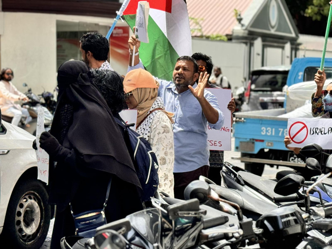 އިޒްރޭލް ޕާސްޕޯޓް މަނާކުރުމަށް ގޮވާލާ ކުރި މުޒާހަރާގެ ތެރެއިން - އެއްވުމަށް ދިޔަ ފަރާތްތަކުން ވަނީ އިޒްރޭލަށް އެެހީތެރިވެދޭ ފަރާތްތަކާއި، އުފެއްދުންތައްވެސް ރާއްޖެއަށް އެތެރެވުން މަނާކުރުމަށް ގޮވާލާ ލިޔެފައިވާ ބޯޑްތައް ހިފައިގެން އަޑު އުފުލާފަ - ފޮޓޯ: ޙުސައިން މަޚްތޫމް