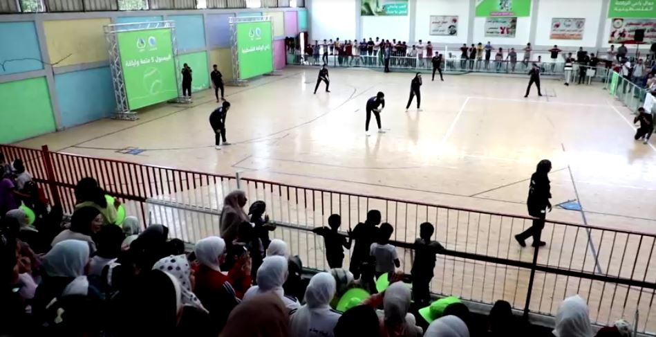 އްޒާގެ އާދާކާދަ އޮންނަ ގޮތުން، ކުޅިވަރުގެ މައިދާނުގައި ނަގާ ކިޔަމުން ދަނީ ފިރިހެނުން