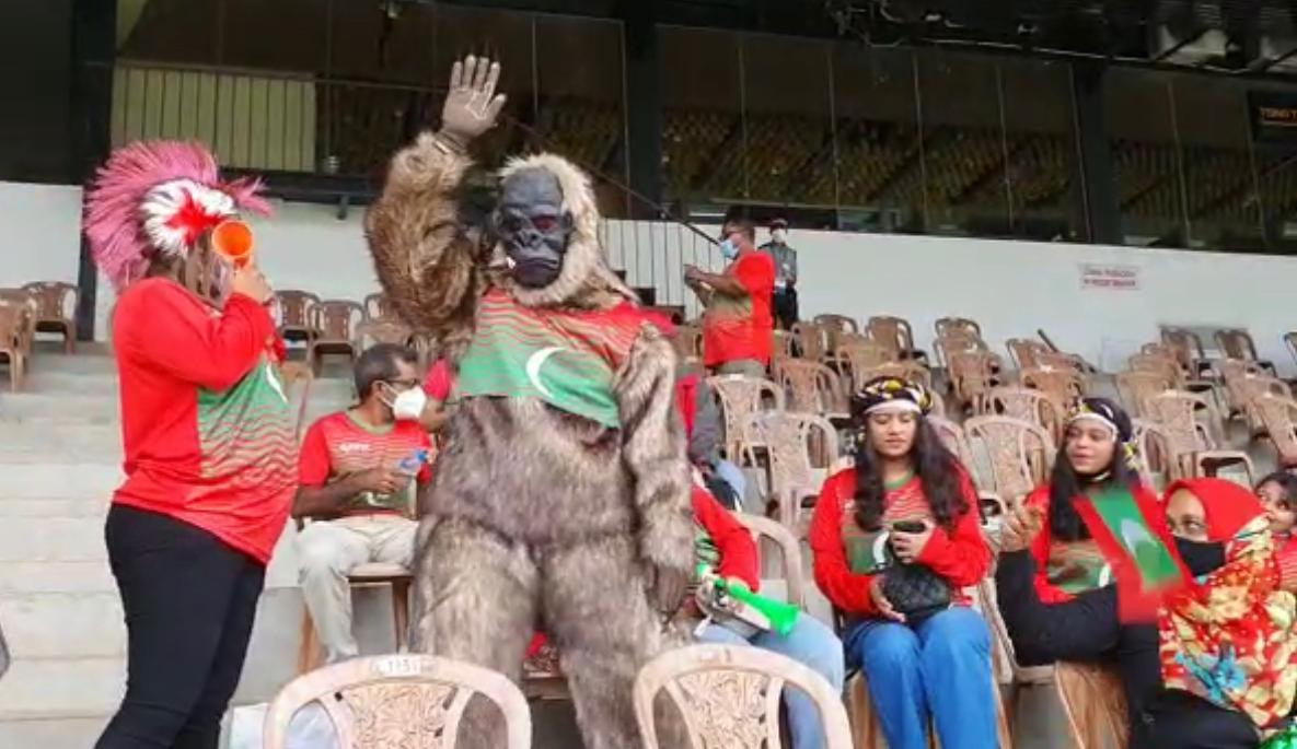 "މަހިންދަ ރާޖަޕަކްސަ ޓްރޮފީ" ފުޓްބޯޅަ މުބާރާތުގައި ދިވެހިރާއްޖެ އާއި ސްރީލަންކާ ބައްދަލުކުރާ މެޗުގައި، ދިވެހި ޓީމަށް ހިތްވަރު ދިނުމަށް ދަނޑަށް ވަދެ ތިބި ދިވެހި ސަޕޯޓަރުން - ފޯރި ނެގުމަށް ދިވެހި ސަޕޯޓަރަކު އަމިއްލަ އަށް ފަހާފައިވާ ކެރެކްޓަރއެއްގައި - ފޮޓޯ: މުޙައްމަދު ފައިސަލް