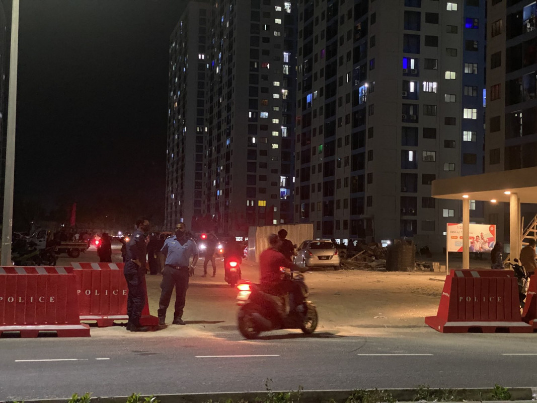 ހިޔާ ފްލެޓް ސަރަހައްދުގައި ފުލުހުން ފޯރިމަނީ - ކުރީގެ ފޮޓޯއެއް