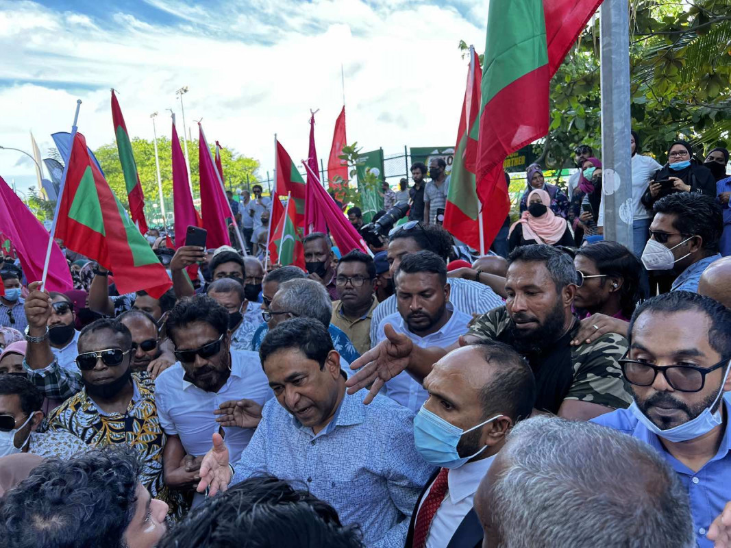 ރައީސް ޔާމީން މިނިވަން ވުމާއި ގުޅިގެން އެމަނިކުފާނުގެ ސަޕޯޓަރުން އުފާފާޅުކުރަނީ