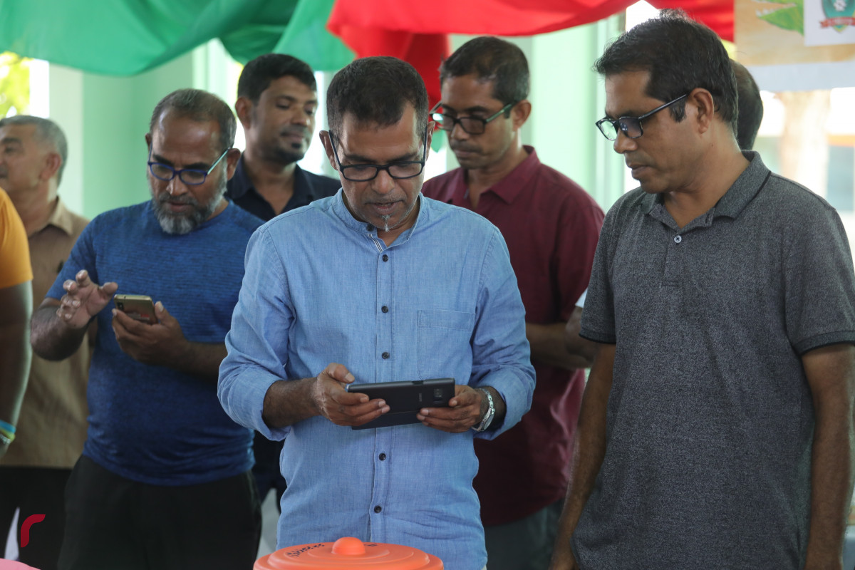 11 އޮގަސްޓު 2019/ ހއ.ހޯރަފުށި --ރށުގެ އެންމެން އެކުގައި މެންދުރުގެ ކެއުމަށް އިންސާފު ކުރަނީ. މި ޖާފަތުގައި ގިނަ އަދަދެއްގެ މީހުން ވަނީ ބައިވެރި ވެފަ-- ފޮޓޯ: ޝުއައިބް މުހައްމަދު