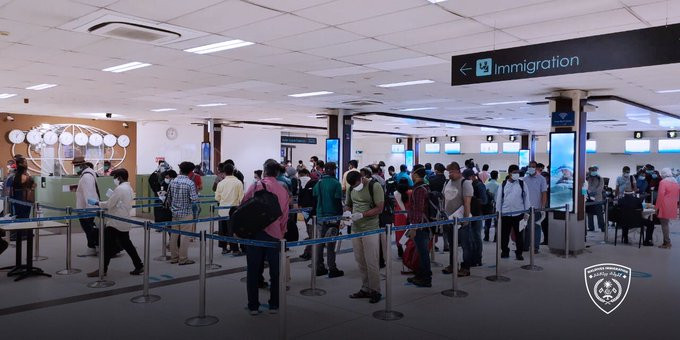 ރާއްޖޭގައި ތިބި ބައެއް ބިދޭސީން ފުރަން ގޮސް ތިއްބާ ނަގާފައިވާ ފޮޓޯ އެއް