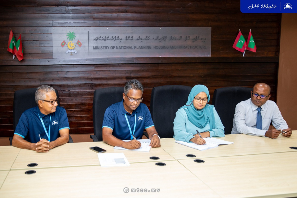 ދ. ކުޑަހުވަދޫ ބަނދަރު ހެދުމުގެ މަޝްރޫއުގެ އެއްބަސްވުމުގައި ސޮއިކުރުން