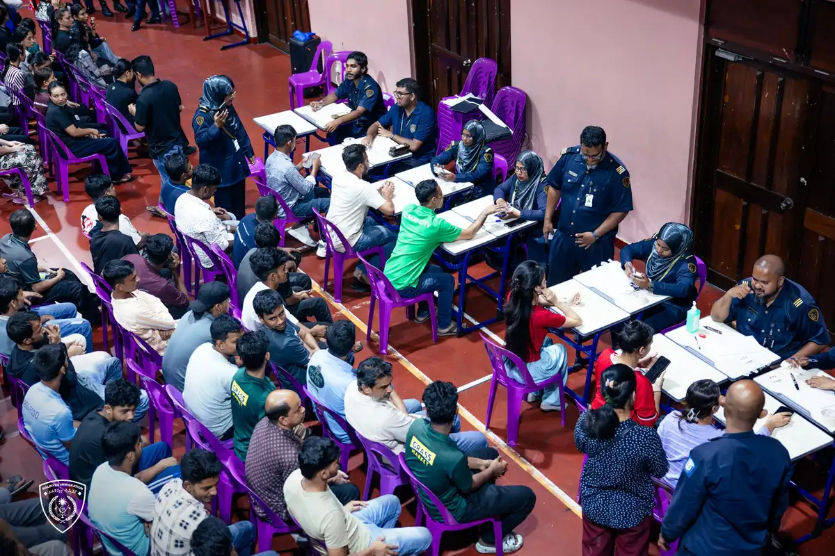 އިމިގްރޭޝަނުން ބިދޭސީންގެ ބަޔޯމެޓްރިކްސް މައުލޫމާތު ނަގަނީ. އާދިއްތަ ދުވަހު ކުރިއަށް ގެންދިޔަ އޮޕަރޭޝަންގައި ވިސާ ފުރިހަމަ ނޫން 250ށް ވުރެ ގިނަ ބިދޭސީން އިމިގްރޭޝަންގެ ބެލުމުގެ ދަށަށް ގެންގޮސްފައިވޭ.