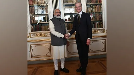 އިންޑިއާގެ ބޮޑުވަޒީރު ނޯރވޭގެ ބޮޑުވަޒީރާ ބައްދަލުކުރައްވަނީ