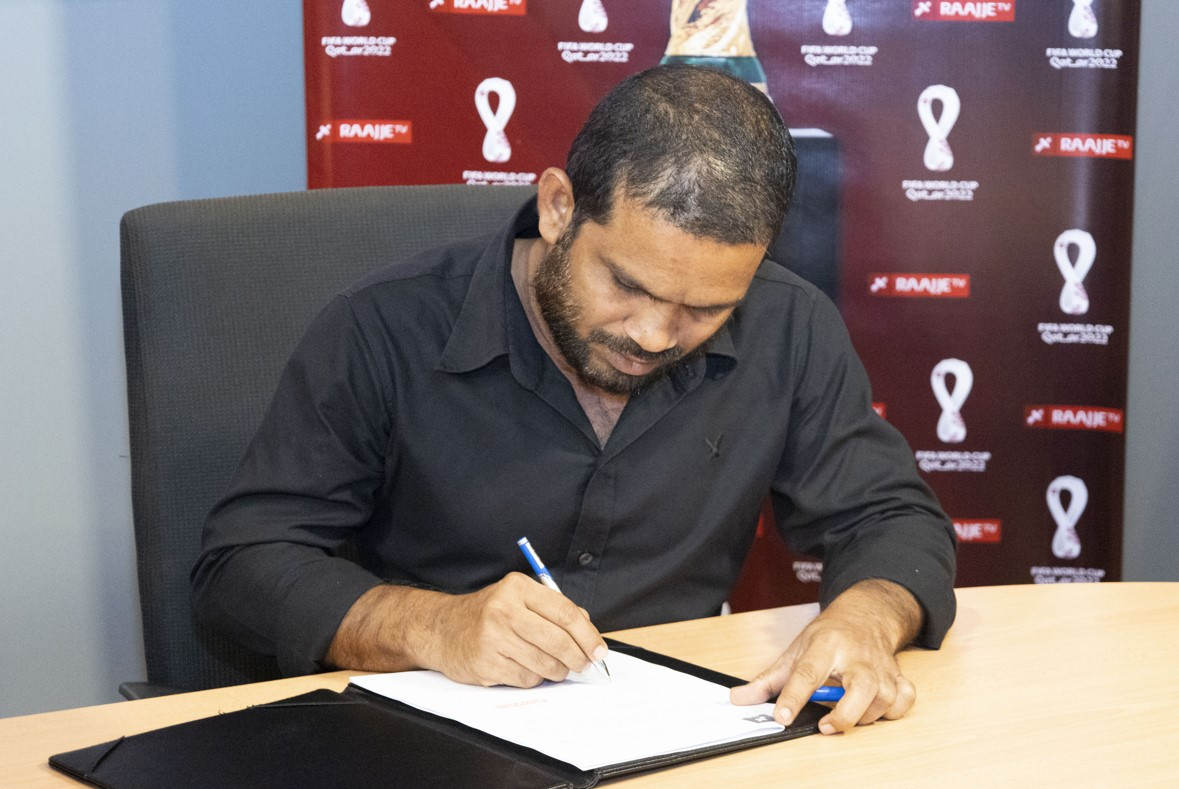 އަހުމްދު ޝާކިރުއާއެކު ސޮއިކުރުން