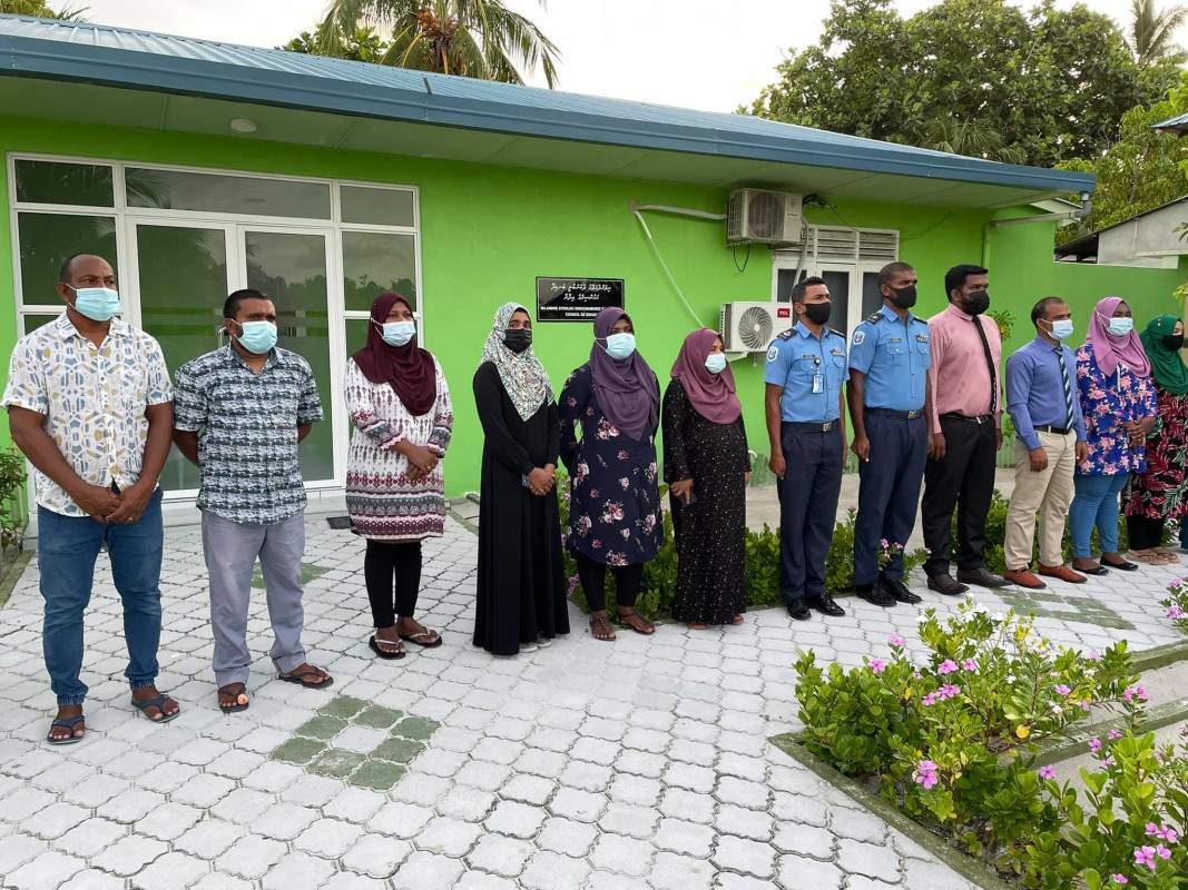 ބަނޑިދޫ ކައުންސިލް އިދާރާގެ ބޭރުގައި ކައުންސިލް މެންބަރުންނާއި މުއައްސަސާތަކުގެ އިސް ފަރާތްތައް