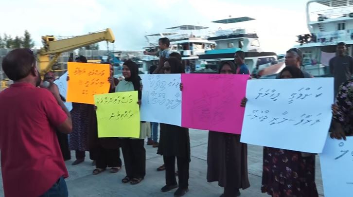 މަސްވެރިންގެ އާއިލާތަކުން މުޒާހަރާކުރުން