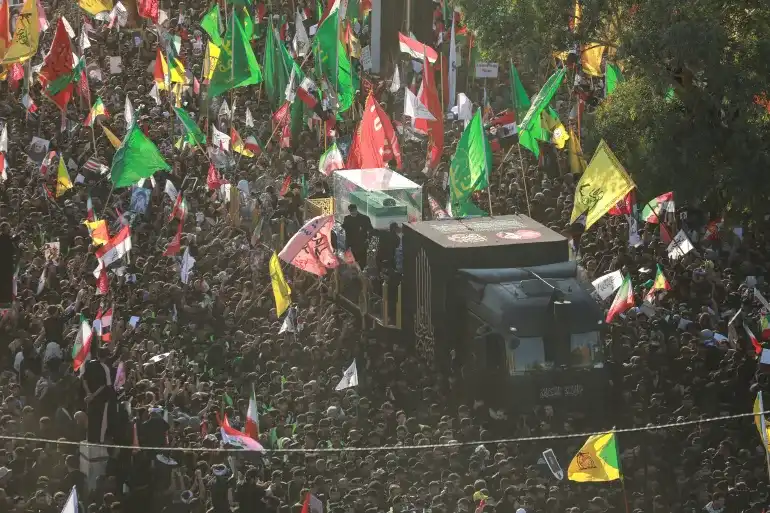 އީރާނުގެ އަވަހާރަކޮށްލާފައިވާ ރޫހާނީ ލީޑަރު އާޔަތުﷲ އަލީ ޚާމަނާއީގެ ހަށިކޮޅު ލާފައިވާ އުޅަނދު އިރާގުގެ ނަޖަފްގައި ކުރިއަށް ދާއިރު، އެމަނިކުފާނުގެ ޖަނާޒާގެ ހަރަކާތްތަކުގައި ބައިވެރިވާ ގިނަ އަދަދެއްގެ ބަޔަކު ހަރަކާތްތެރިވަނީ
