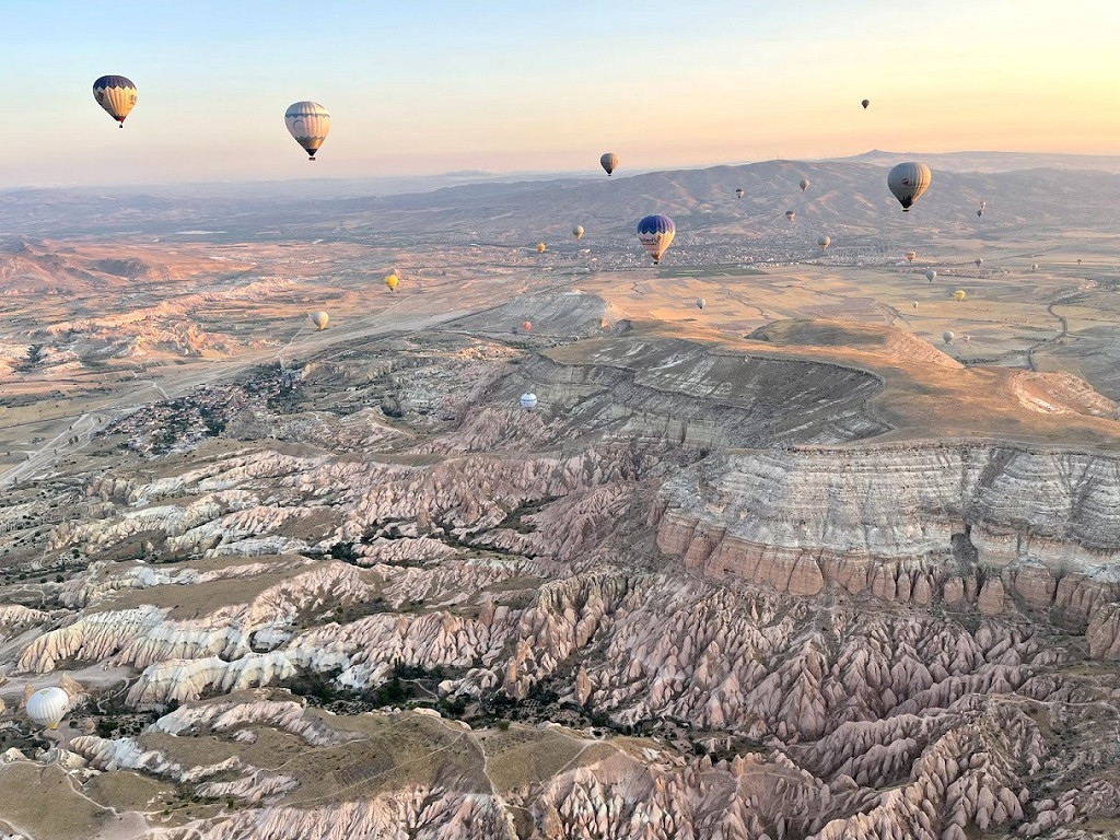 ހޮޓް އެއަރ ބެލޫން - މޫސުން ރަނގަޅު ކޮންމެ ދުވަހަކީވެސް ކެޕަޑޯކިއާގެ މި ސަރަހައްދު ވަރަށް ފުރިހަމަ އަށް ފެންނަ ވަގުތެއް، އިރުއަރާ ވަގުތާ ދިމާކޮށް ބެލޫންތައް މައްޗަށް އަރުވާ - ފޮޓޯ: ނާޒުމީ ސައީދު / ރާއްޖެއެމްވީ