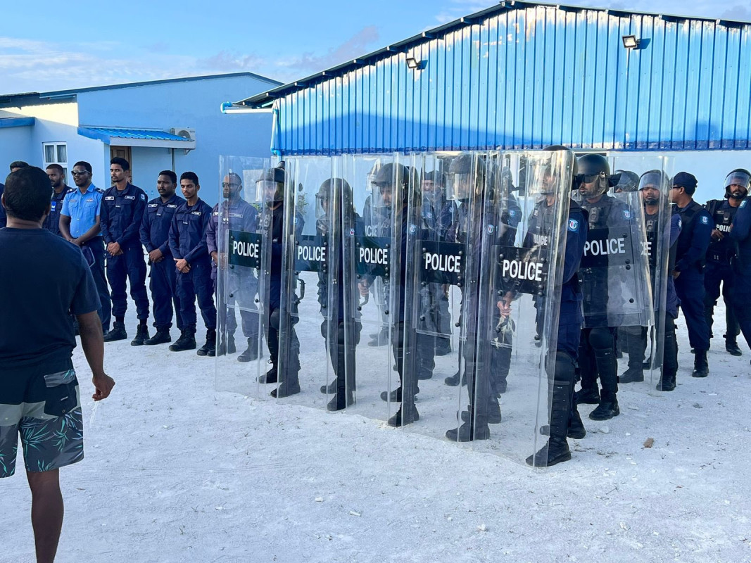 އައްޑޫ މަސްވެރިންގެ މުޒާހަރާ ހުއްޓުވަން ދިޔަ ފުލުހުން ޝީލްޑު ހިފައިގެން